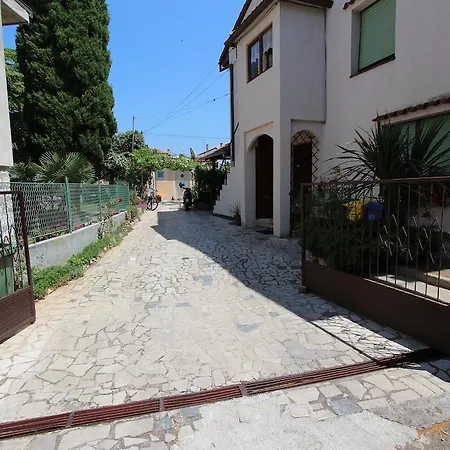 Anica With Parking Apartment